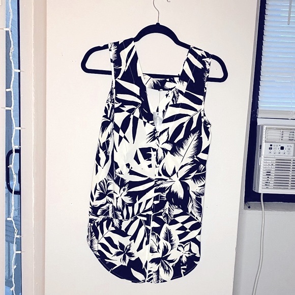 Express Patterned High-Low Tank Top Blouse - Picture 2 of 3